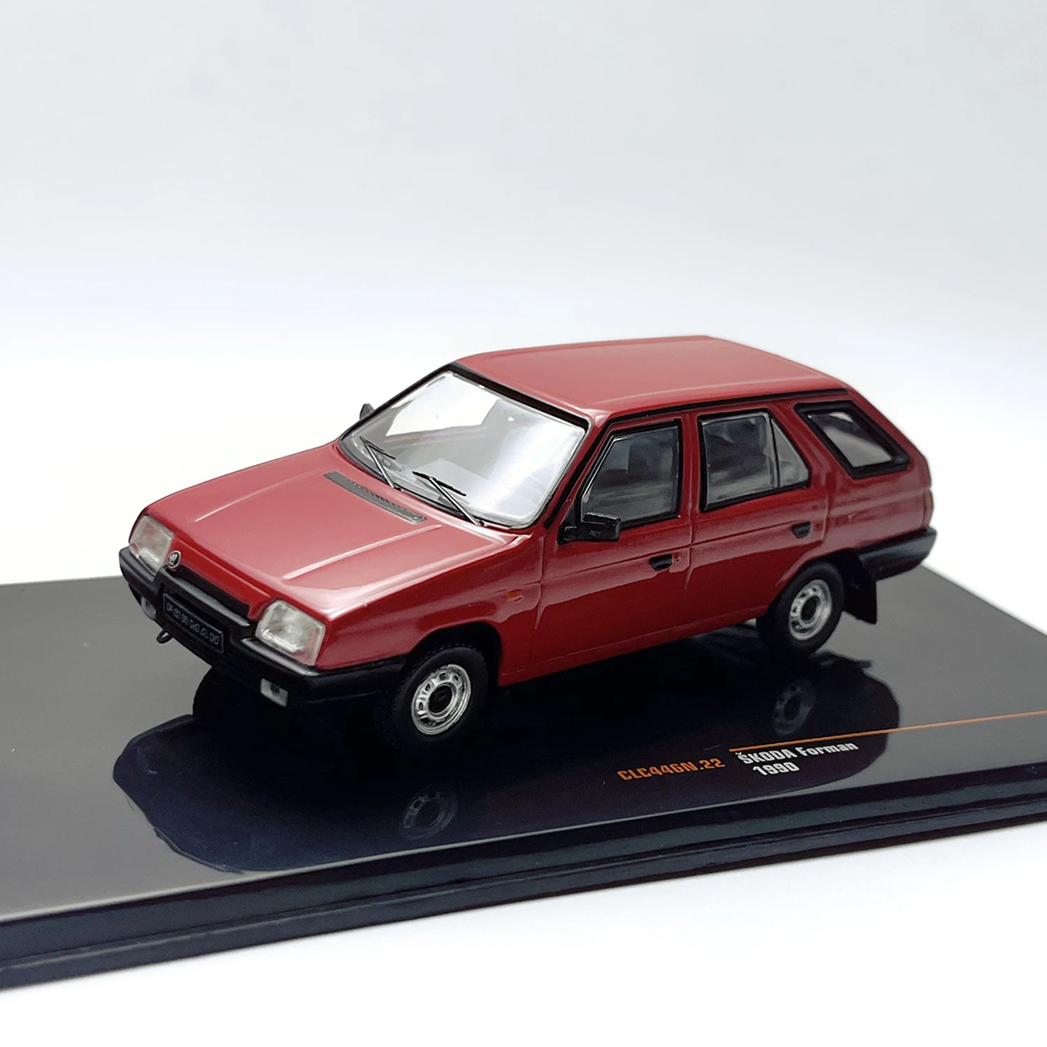 

IXO 1:43 Scale Diecast Alloy SKODA Forman 1990 Toys Vintage Cars Model Classics Adult Collection Souvenir Gifts Static Display