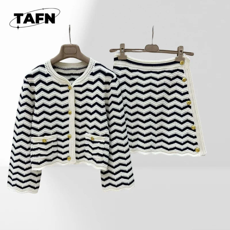 

Black and White Color Wavy Pattern Knitted Overskirt Summer Essentials: Women’s Casual Skirt Set with Fashionable TopAG3119