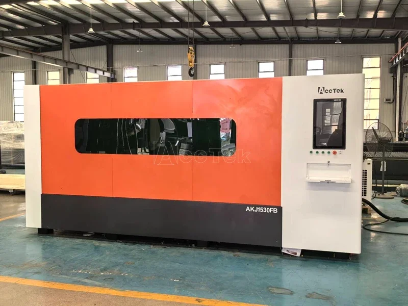 CNC-Laser-Metallschneidemaschine mit verschiebbarem Arbeitstisch, vollständig abdeckender Faserlaser-Stahlschneider 1530, speziell entwickelt