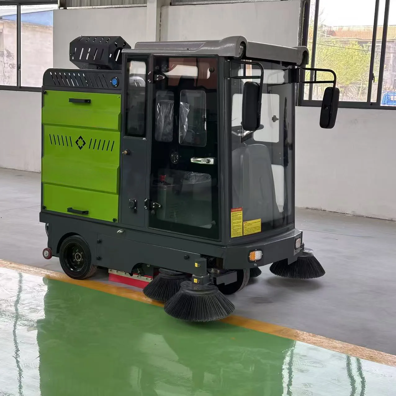 Ride-On Road Sweeper Machine All-Weather Cabin Dust Fog Thrower Enclosed Cabin Street Sweeper Industrial Estate Yard
