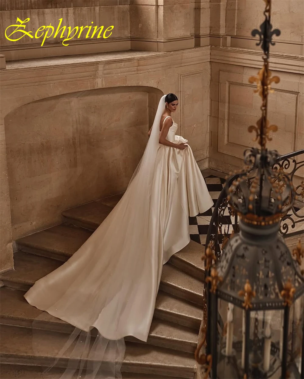 Maßgeschneidertes elegantes Abendkleid mit Spaghettiträgern und exquisiten Satin-Brautkleidern für besondere Anlässe und Brautkleider mit zarten Perlen