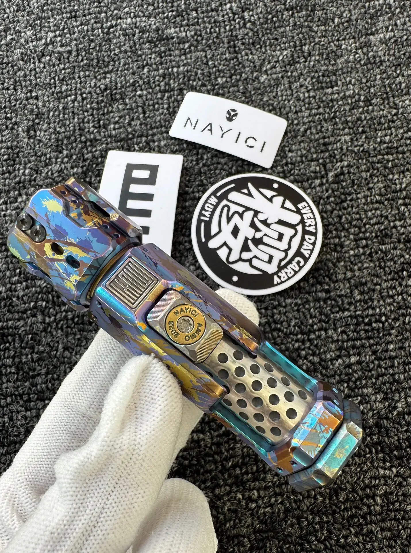 MUYI Musketeer Titanium EDC Toy - Used Splashing Ink Metal Decompression Push Card