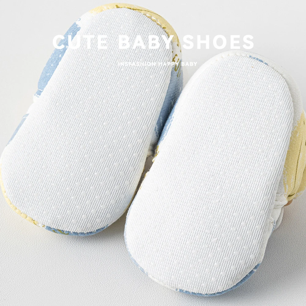 أحذية أطفال غير قابلة للانزلاق للأولاد والبنات صنادل مطبوعة على شكل حيوان الدب اللطيف من القطن بنعل ناعم لحديثي الولادة حذاء للأطفال حديثي الولادة يسمح بمرور الهواء