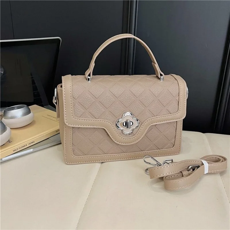 Ladies Tote Bag Made Of Wave-Patterned Leather Boasting High-End Paris Commuter Style​