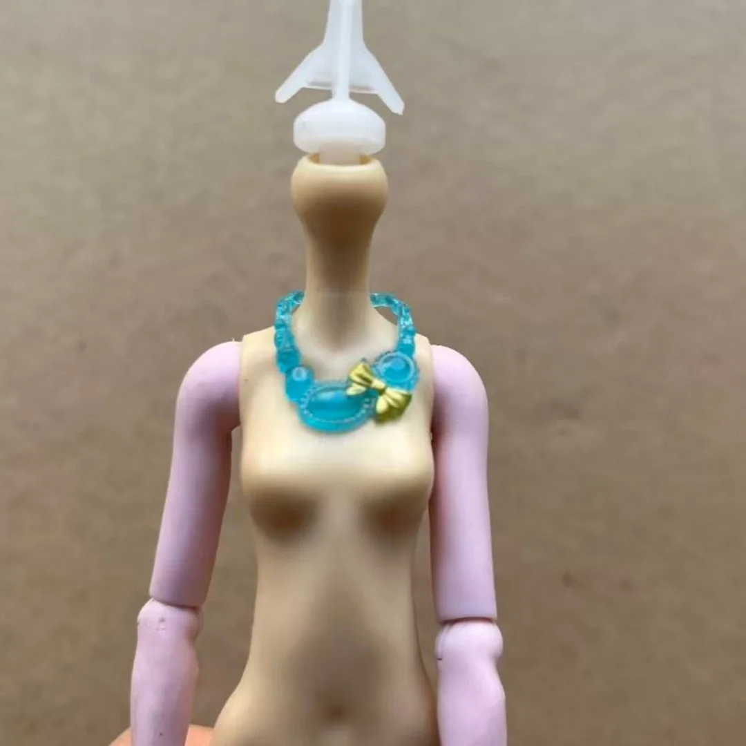 Kleurrijke monsterpopaccessoires - kettingen, taillebanden, hoofdbanden voor poppendecoraties, originele onderdelen voor creatief spelen