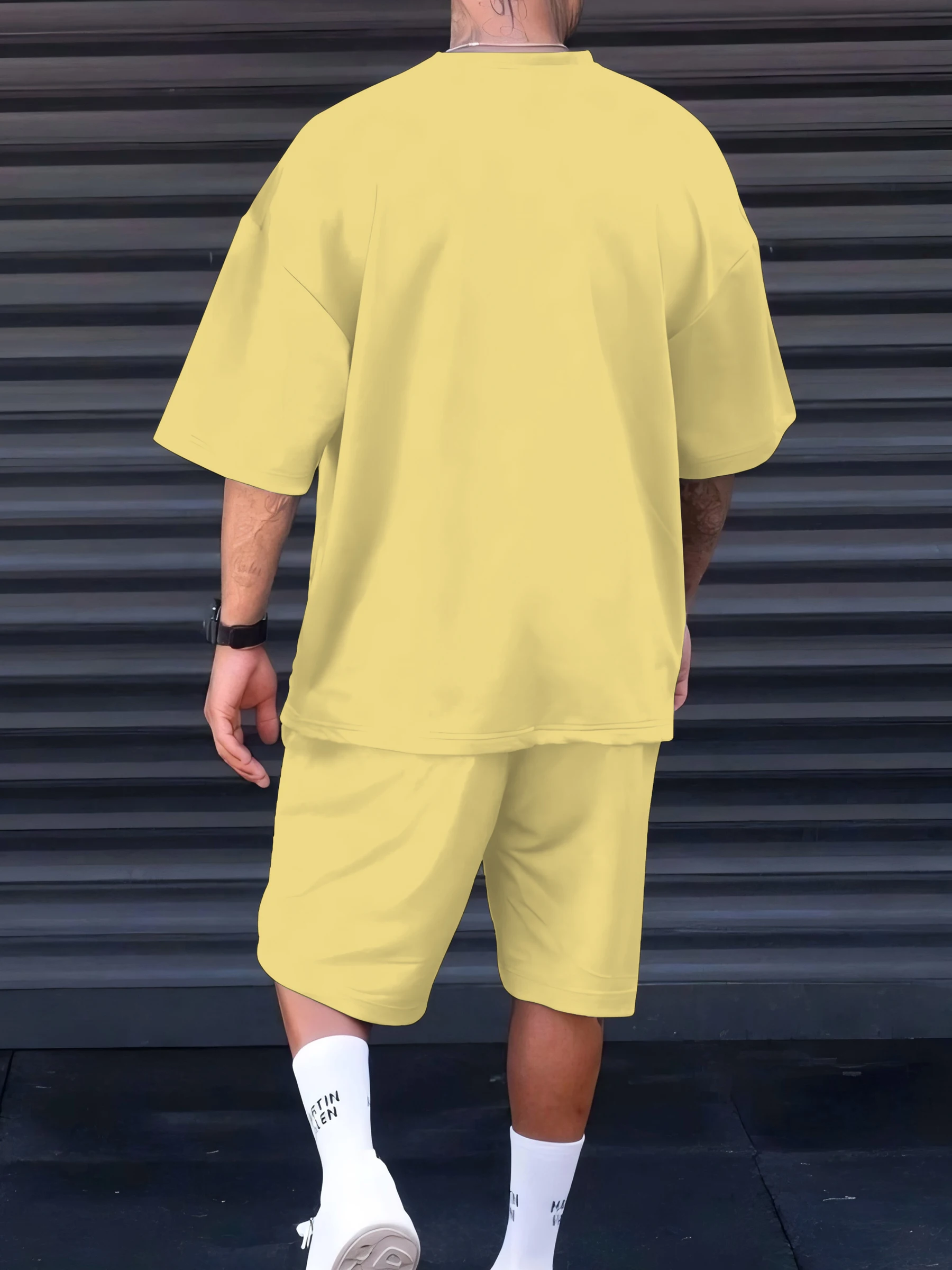 Il nuovo abito da uomo dell'estate 2025 presenta un interessante abbigliamento da uomo in poliestere casual e alla moda con stampa di anatre dei cartoni animati