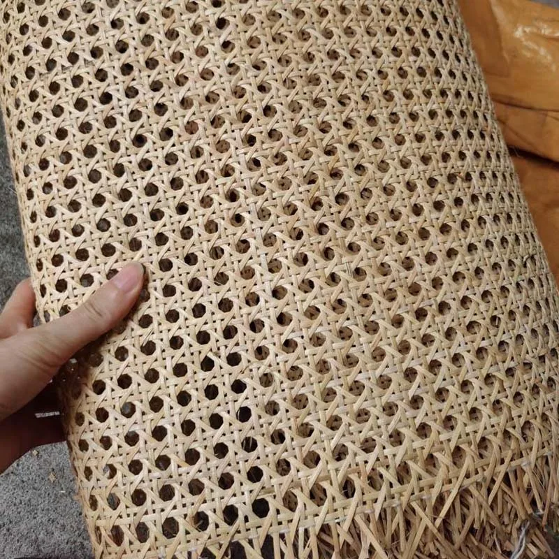 Materiale di tessitura del rotolo di Rattan indonesiano della griglia di vimini della tessitura della canna naturale giallo chiaro per la decorazione della mobilia dell'armadietto della sedia