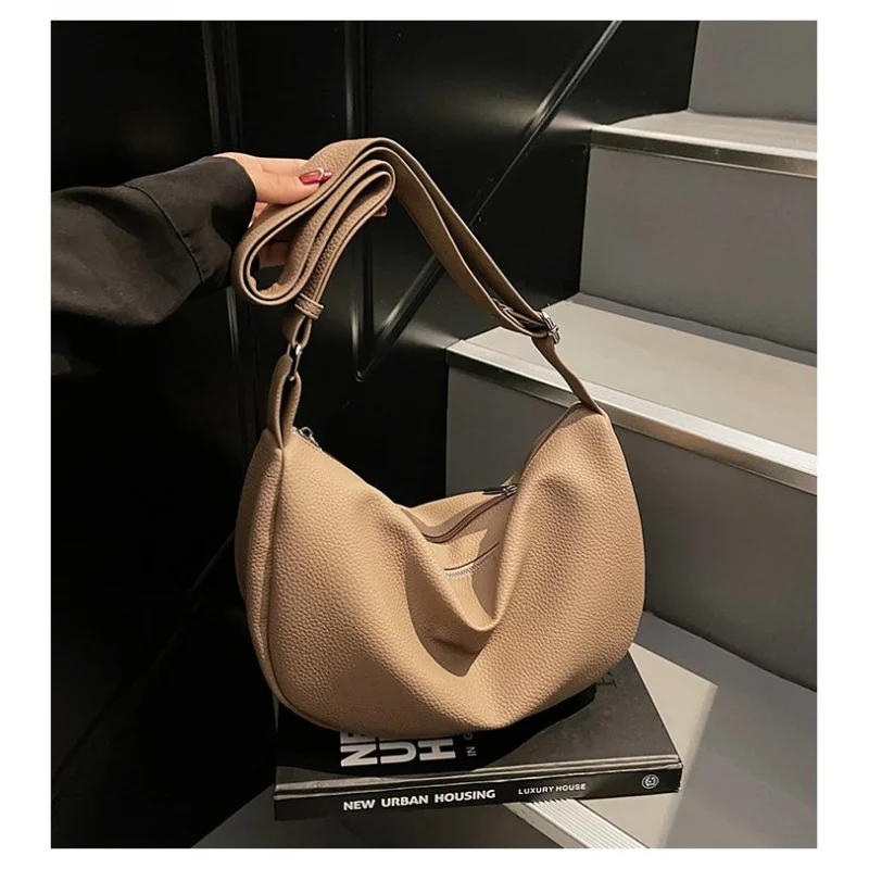 

Fashionable Chest Bag For Women That Wears As A Stylish Crossbody For A Trendy Urban Look