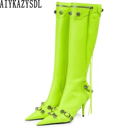 AIYKAZYSDL kobiety Pointed Toe metalowe nity szpilki Punk buty kolana wysokie Neon zielony żółty różowy długie gotyckie buty boczny zamek błyskawiczny