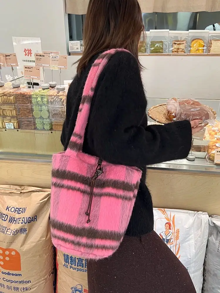 Women Y2k Fluffy Shoulder Bags Luxury Design Plaid Pink Bucket Bags Large Capacity Velvet Handbag Korean Fashion Winter Cute Bag