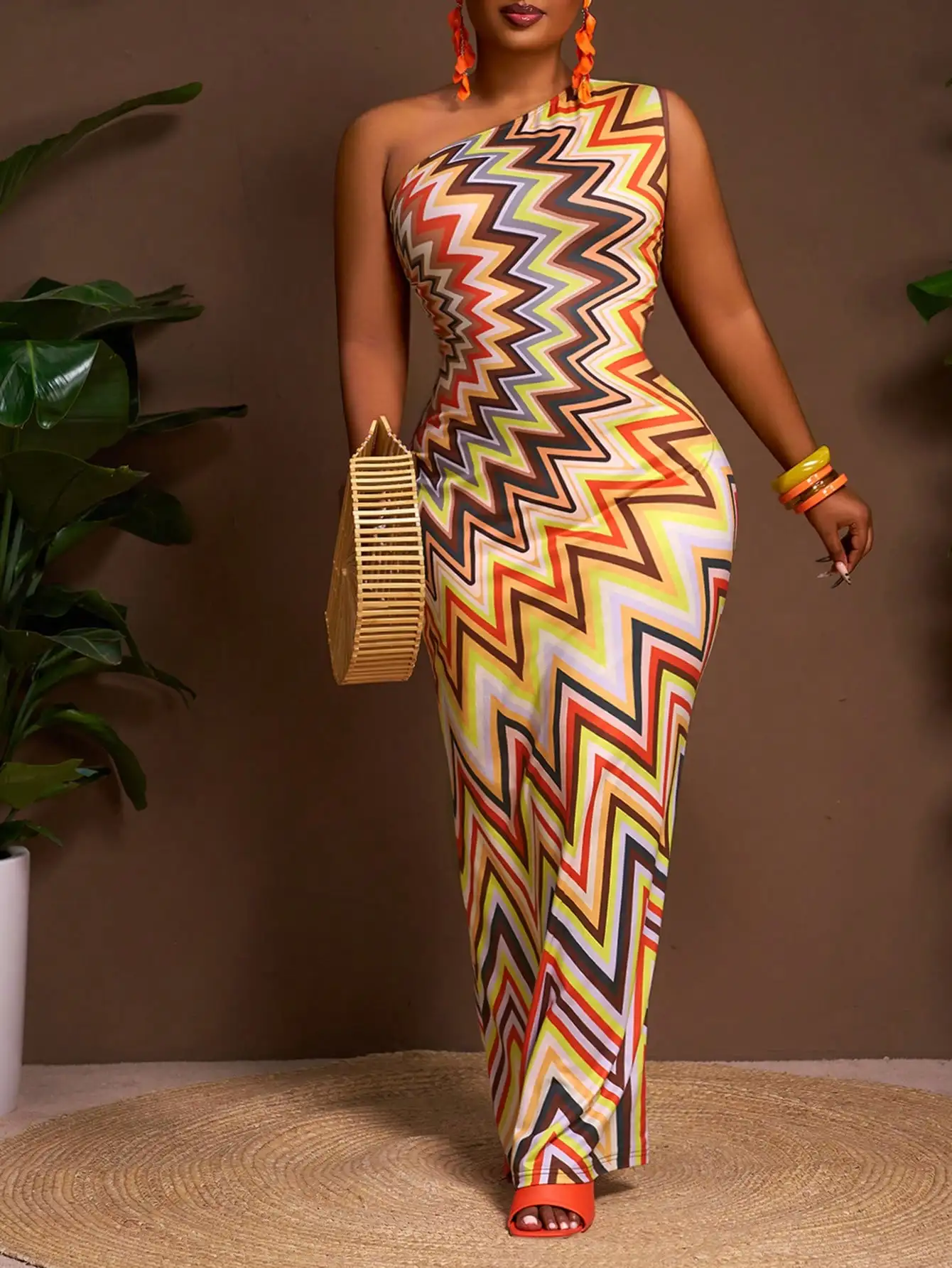 

Платье макси на одно плечо больших размеров с красочным зигзагообразным принтом для летних фестивалей и повседневной носки