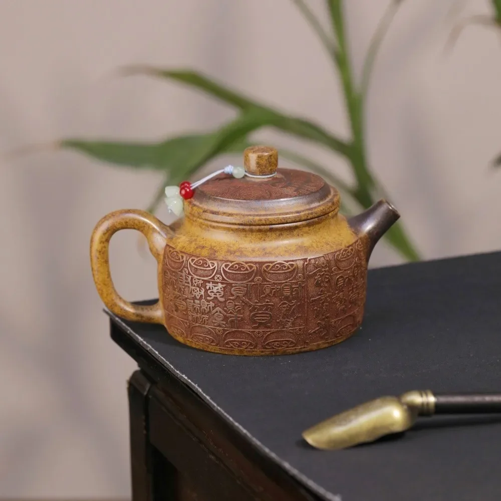 Yixing Raw Ore Keel Gold Sand Handmade by Famous Artists the Water Changes Color When Heated and Is Rich Luxury Gift Tool Teapot