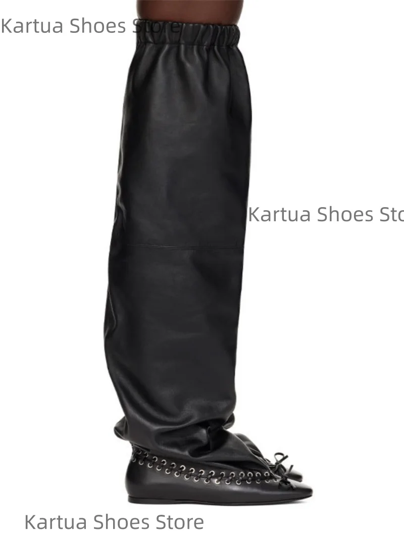 

Женские черные кожаные брюки-сапоги с рюшами и манжетами на плоской подошве со шнуровкой и дизайном, женские уличные повседневные боты выше колена в стиле панк