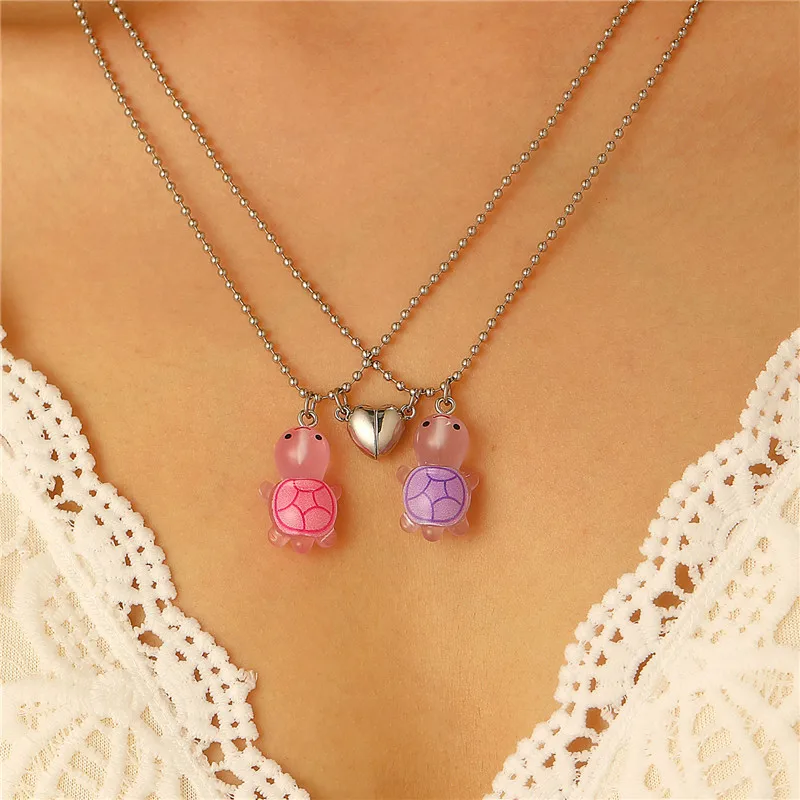 2 pièces de colliers pendentifs tortue lumineuse mignons avec cœur magnétique, bijoux de cou pour couples, cadeaux et accessoires pour la Saint-Valentin