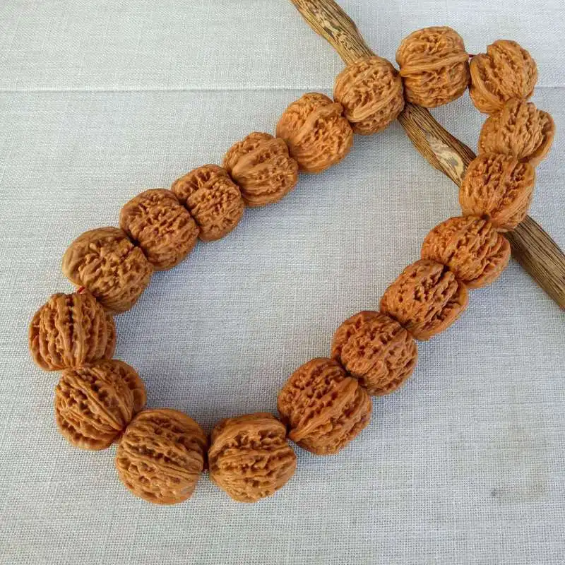 Collectible : Red Lantern Lion Head 18-bead Buddhist Prayer Beads, Octagonal Walnut Bracelet for Handheld Use