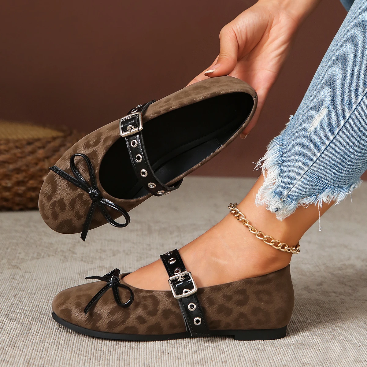 

Женские туфли на плоской подошве, новинка 2025, удобные лоферы с пряжкой на ремне, классические шелковые туфли на низком каблуке с бантом для женщин, легкие туфли Мэри Джейн