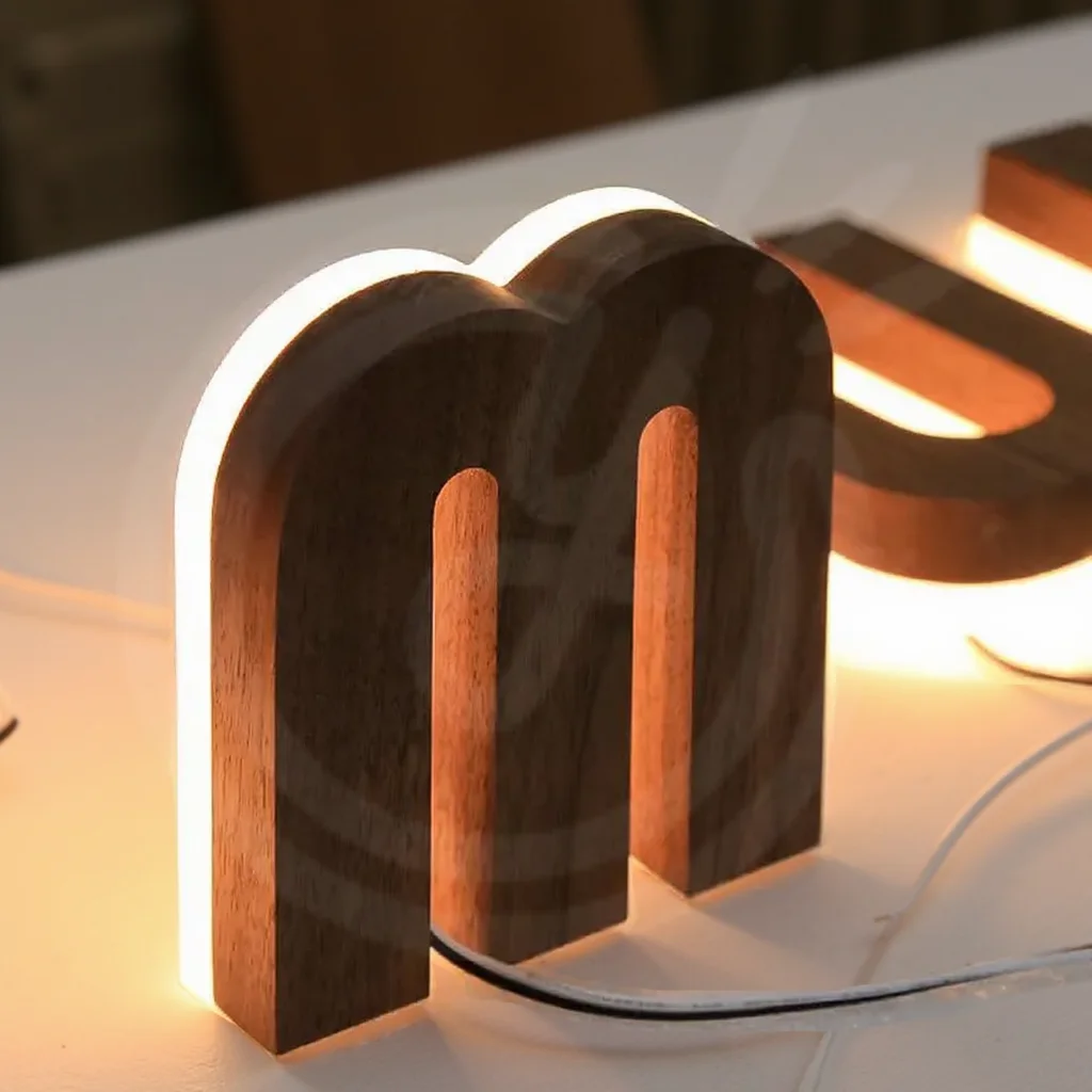 مخصص الخشب الحبوب الخلفية رسالة معدنية ثلاثية الأبعاد علامات الحروف مضيئة للأعمال في الهواء الطلق متجر الجدار لافتات الديكور