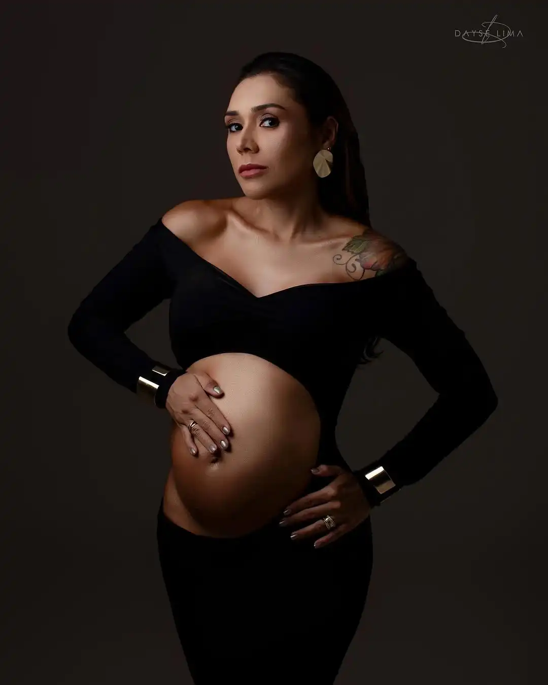 ที่ไม่ซ้ํากันสีดํา Mermaid ชุดคลุมท้องถ่ายภาพสีขาว Big Ruffles V คอеชุดการตั้งครรภ์ยิง Props