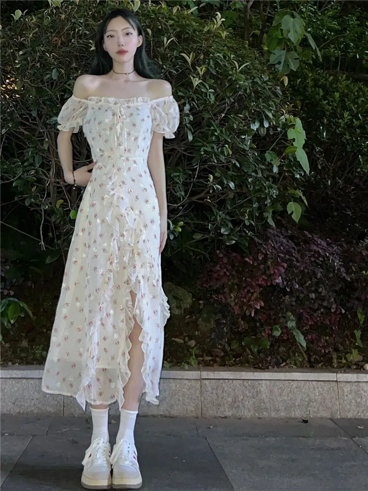 فستان نسائي صيفي جديد موديل 2025 مزين بالزهور متوسط الطول لطيف ومثير بقصة ضيقة