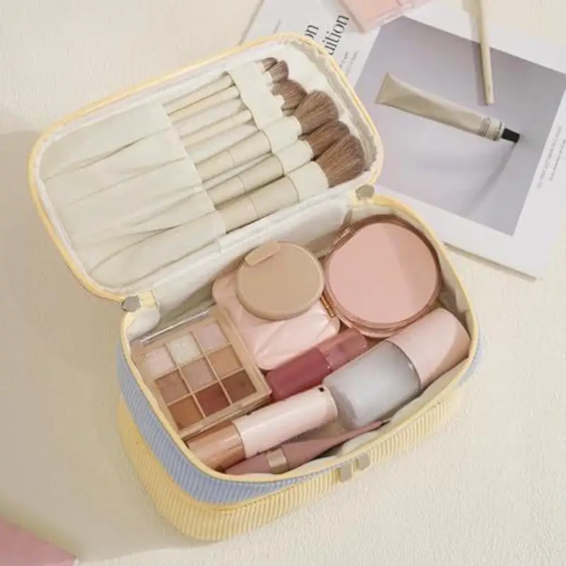 Doppellagige, tragbare Kosmetiktasche aus Cordstoff mit großem Fassungsvermögen und Fächern zur Aufbewahrung von Pinseln, ideal für Reisen und als praktischer Organizer für die tägliche Kosmetik. – Detail 4