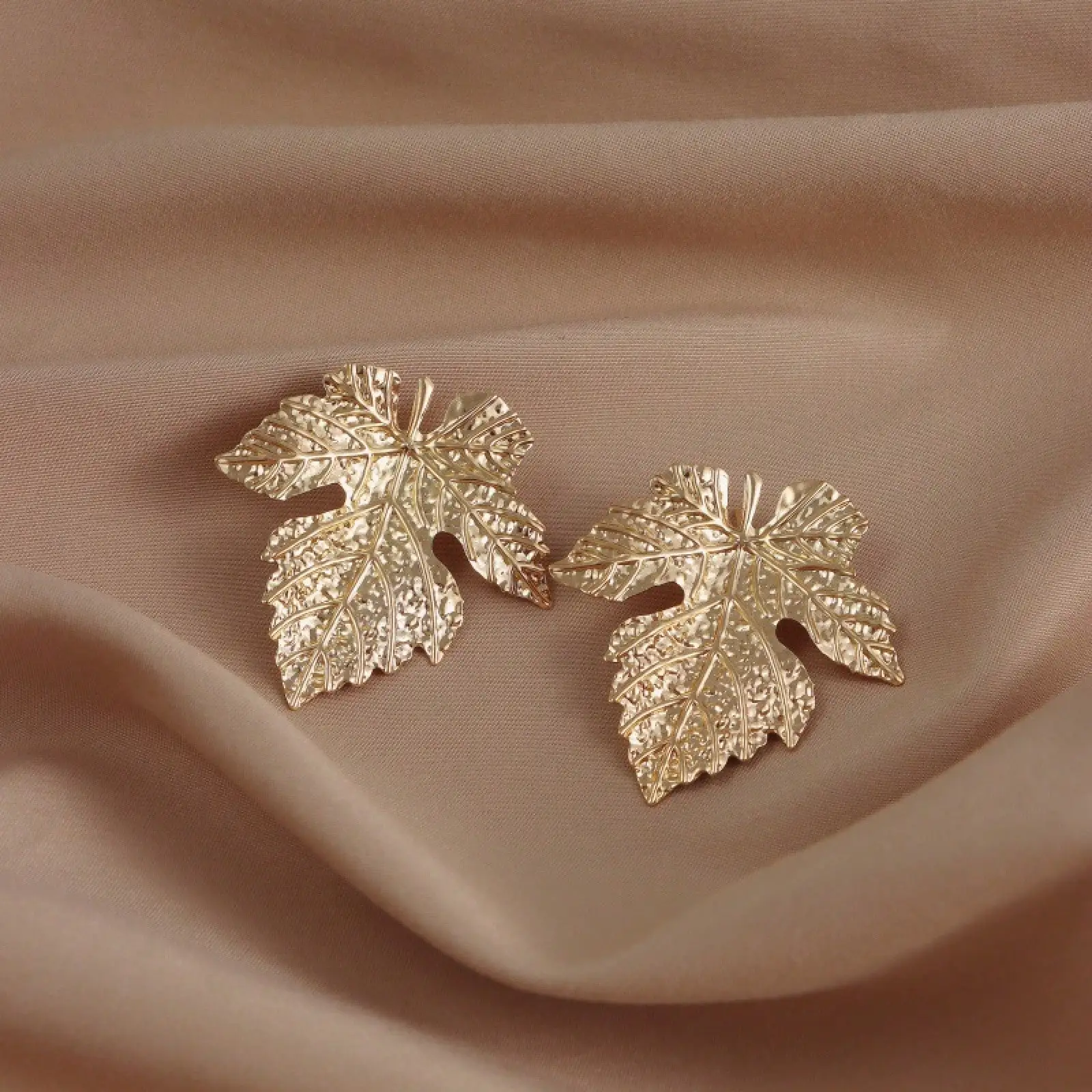 

Серьги в стиле панк-метал с золотыми листьями гинкго для женщин, модные серьги в форме листьев, аксессуары для ушей в виде кленовых листьев