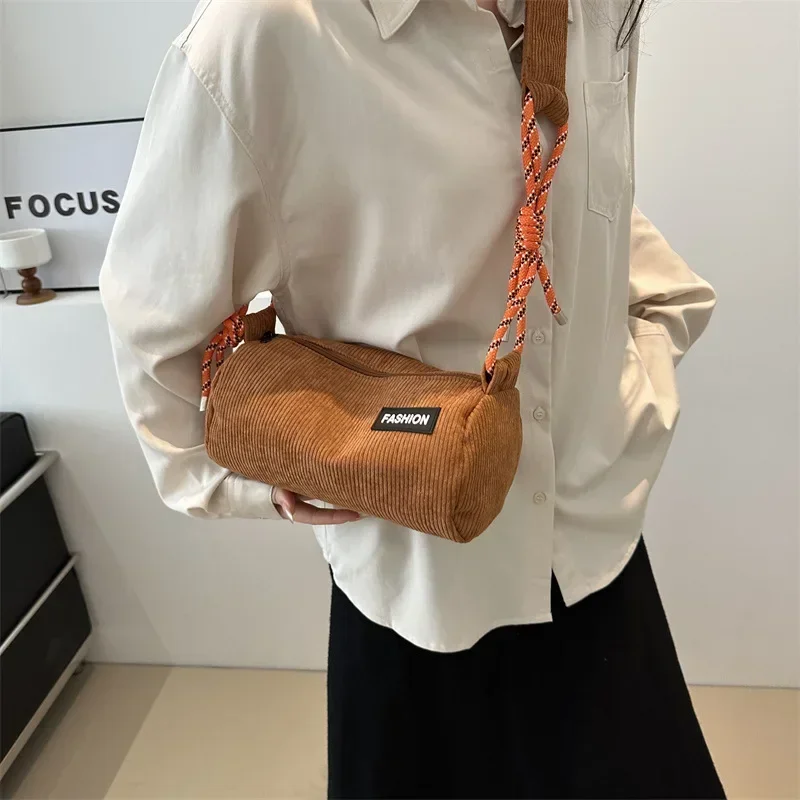 

Corduroy crossbody bag, large-capacity wide-strap single-shoulder cylindrical bag, suitable for commuting, playing and shopping