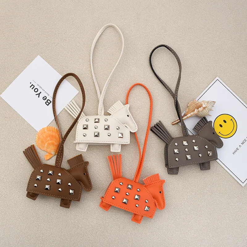 اليدوية بولي Leather الجلود المدرعة الحرب الحصان قلادة موضة الفضة المسامير الحصان حقيبة إكسسوارات جذابة قلادة سيارة هدية عيد ميلاد