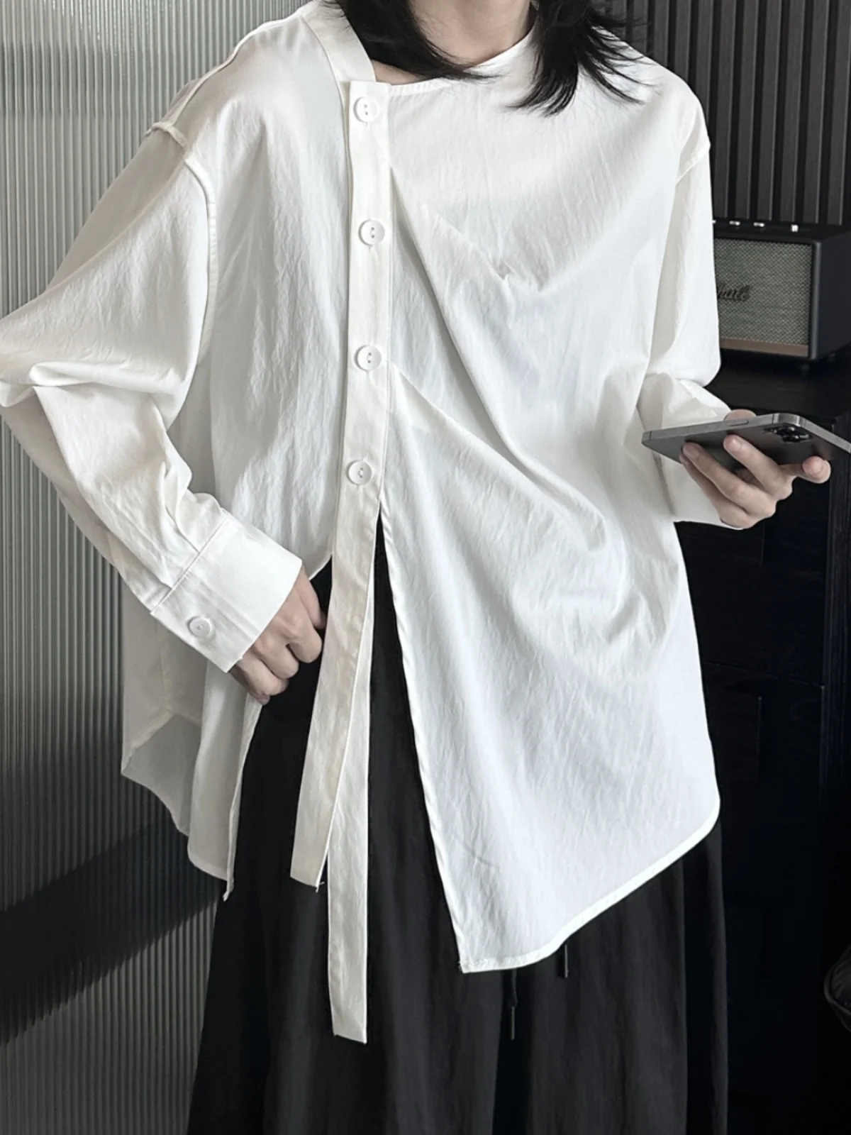 

Стильная повседневная женская рубашка асимметричного кроя с боковыми пуговицами, подолом с отворотом, из дышащего хлопка, с длинными рукавами и круглым вырезом горловины.