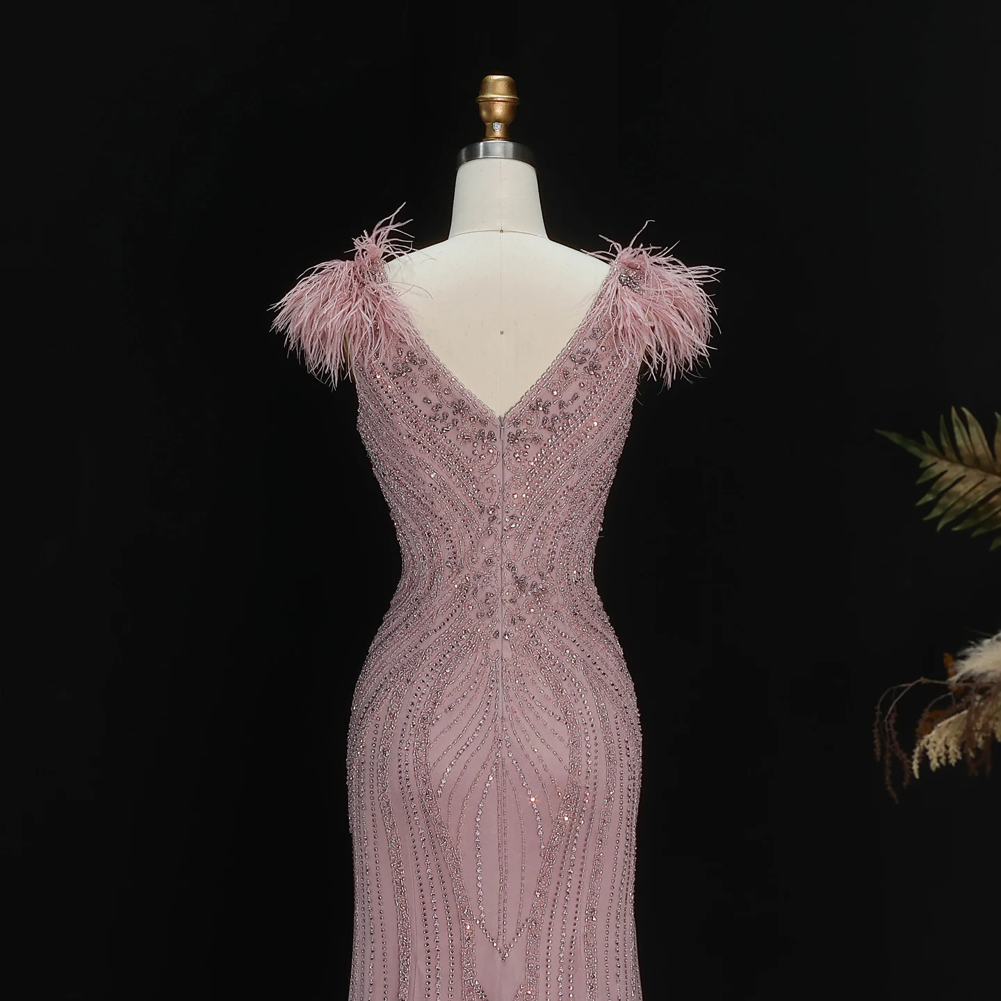 Sharon Said Luxuriöses Meerjungfrauen-Abendkleid mit Federn, Perlen und tiefem V-Ausschnitt, geeignet für Hochzeitsgäste, Partykleider SS122, maßgeschneidert. – Detail 10