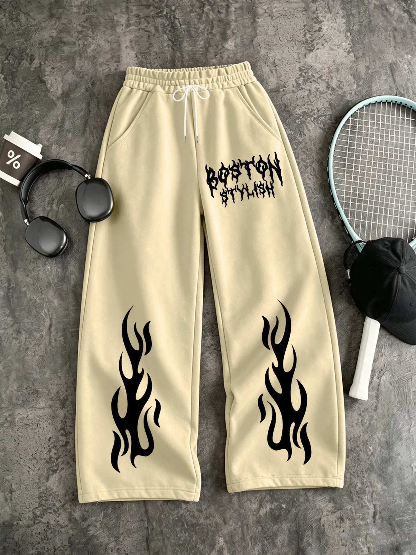 Schwarze, lockere Jogginghose mit weitem Bein für Herren, mit weißem Flammen- und gotischem Textmuster, elastischem Bund, für den täglichen Gebrauch, Streetwear, auch für Kinder. – Detail 7