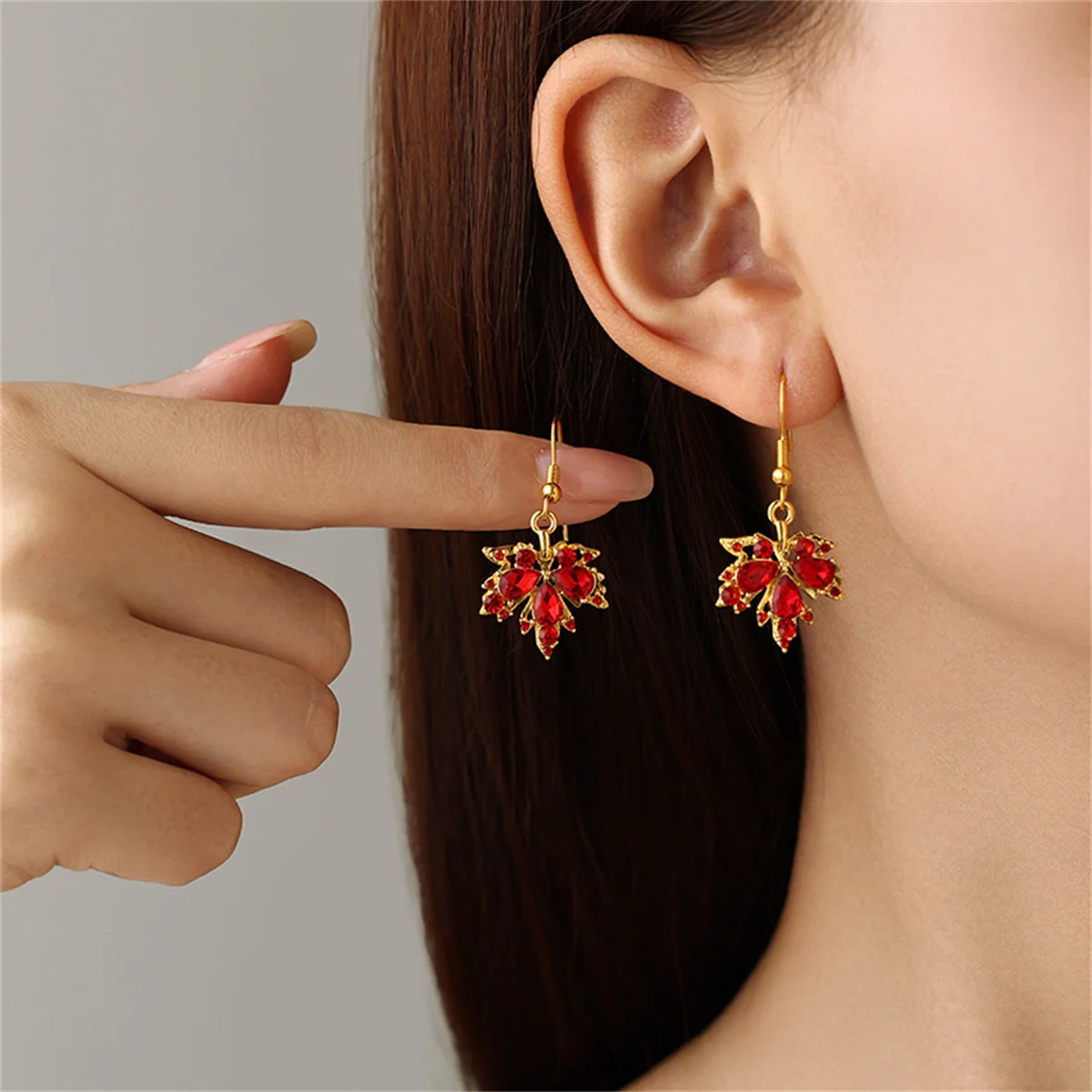 Luxury Exquisite Red Zircon Maple Leaf Drop Earrings For Women Trendy Green Crystal Leaves Dangle Earrings Wedding Party Jewelry