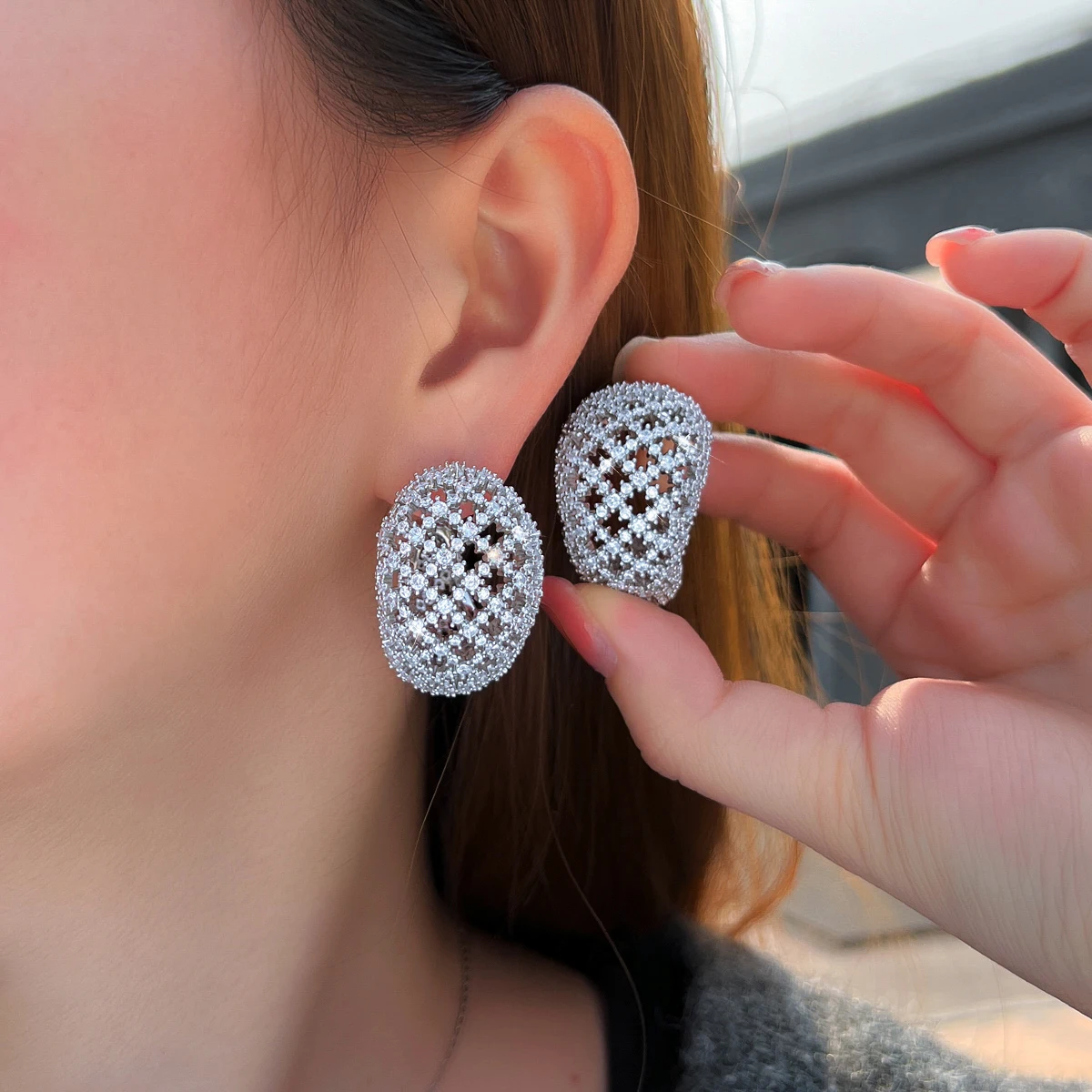 CWWZircons Neue Mode Zirkonia Große Auffällige Halbkreisförmige Creolen für Frauen Einzigartiger Hochzeitsschmuck Großhandel E1218 – Detail 5