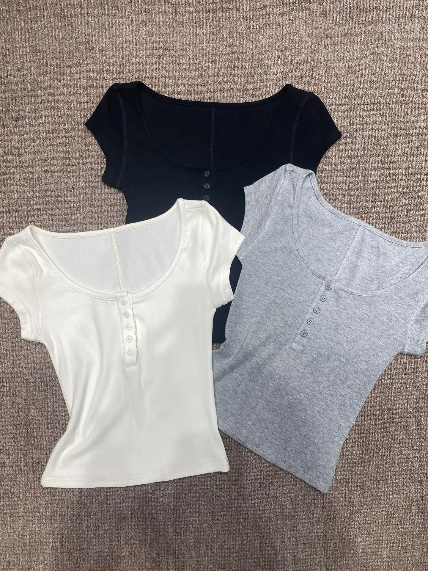 

Женская футболка Slim Fit с квадратным вырезом и пуговицами, короткий рукав, повседневный стиль, из смесового хлопка, с открытой линией выреза, универсальная модель.