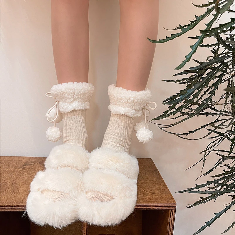 1 paar Nette Rutschfeste Warme Socken Haar Ball Bowknot Ankle Socken Lamm Fleece Mittelrohr Haufen Socken Mädchen – Detail 2