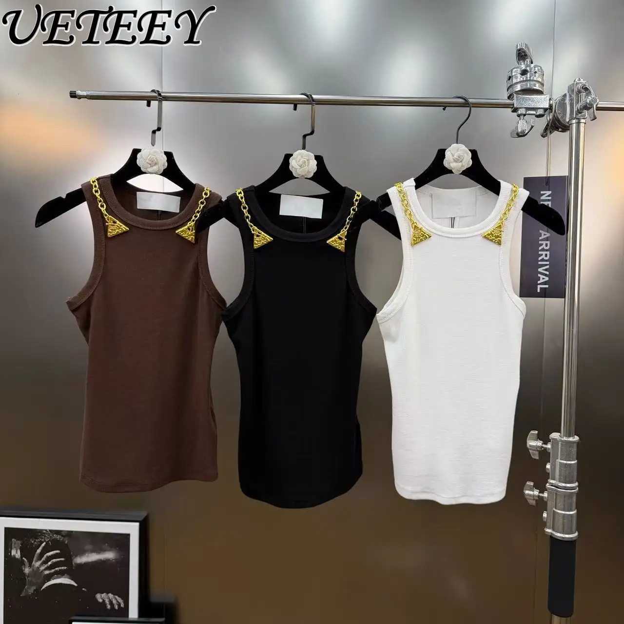 

2026 Spring Round Neck Sleeveless Chain Metal Label Decorated Sleeveless T-Shirt Vest Women Elastic Slim Fit Black Vest Crop Top
