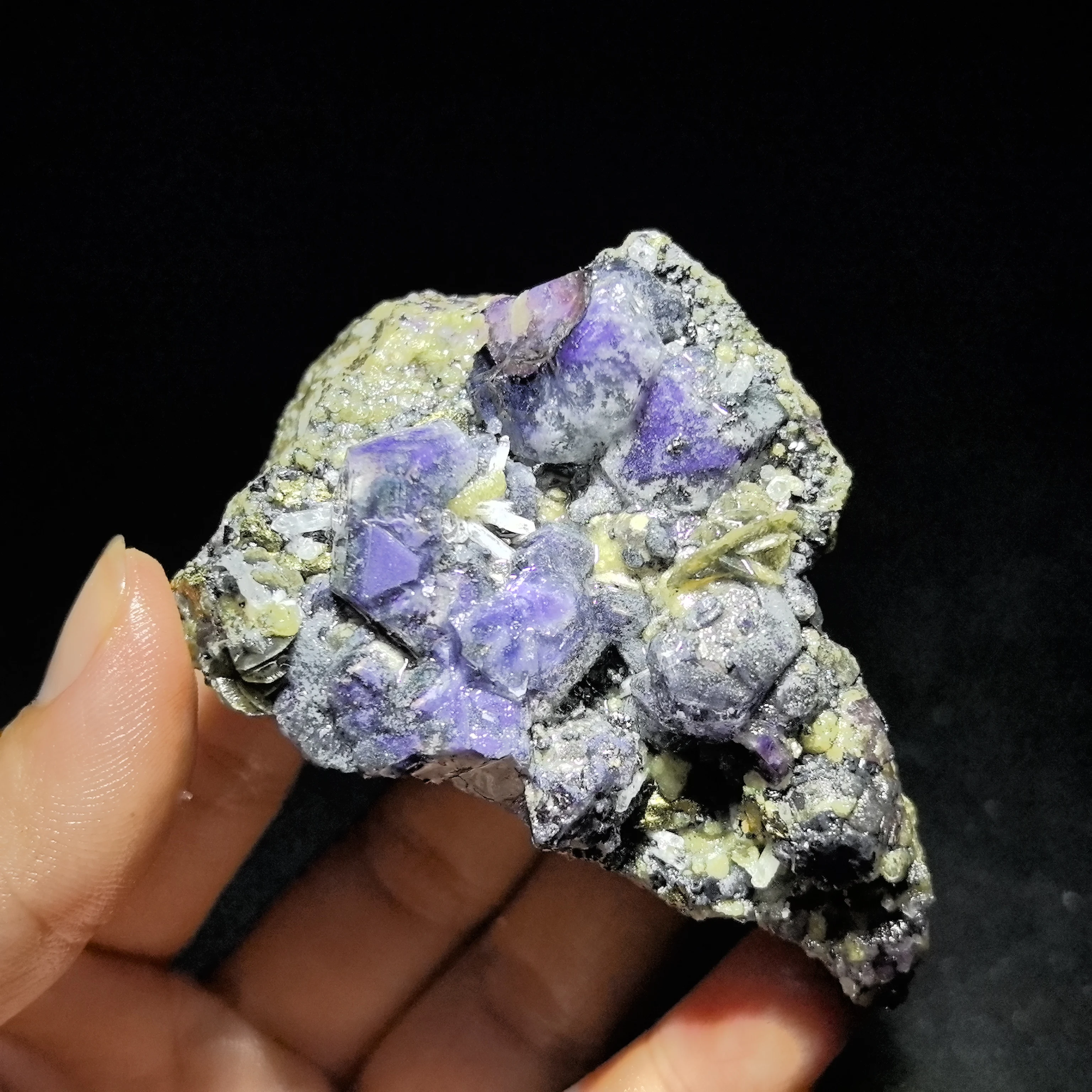 

111.6gNatural purple fluorite crystal cluster mica mineral specimen, healing energy, home decoration collection