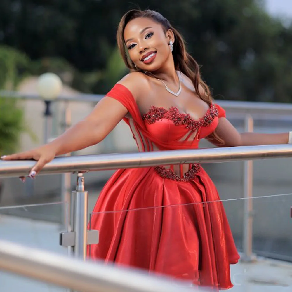 فساتين كوكتيل صغيرة حمراء مع دانتيل مطرز قصير أسود للفتيات فساتين التخرج وحفلات العودة للوطن للمناسبات الخاصة فساتين السهرة