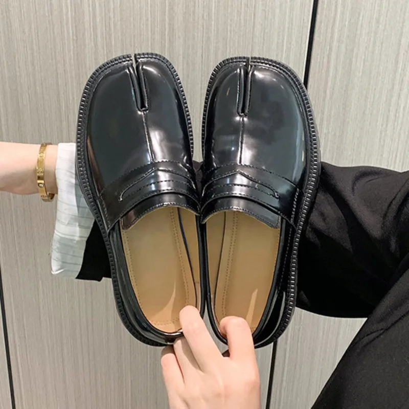 Women's Tabi Shoes 2026 Split Toe Flats British Style Leather Shoes Women Fashion Marry Janes Pig Hoof Shoes Woman Loafers view 2