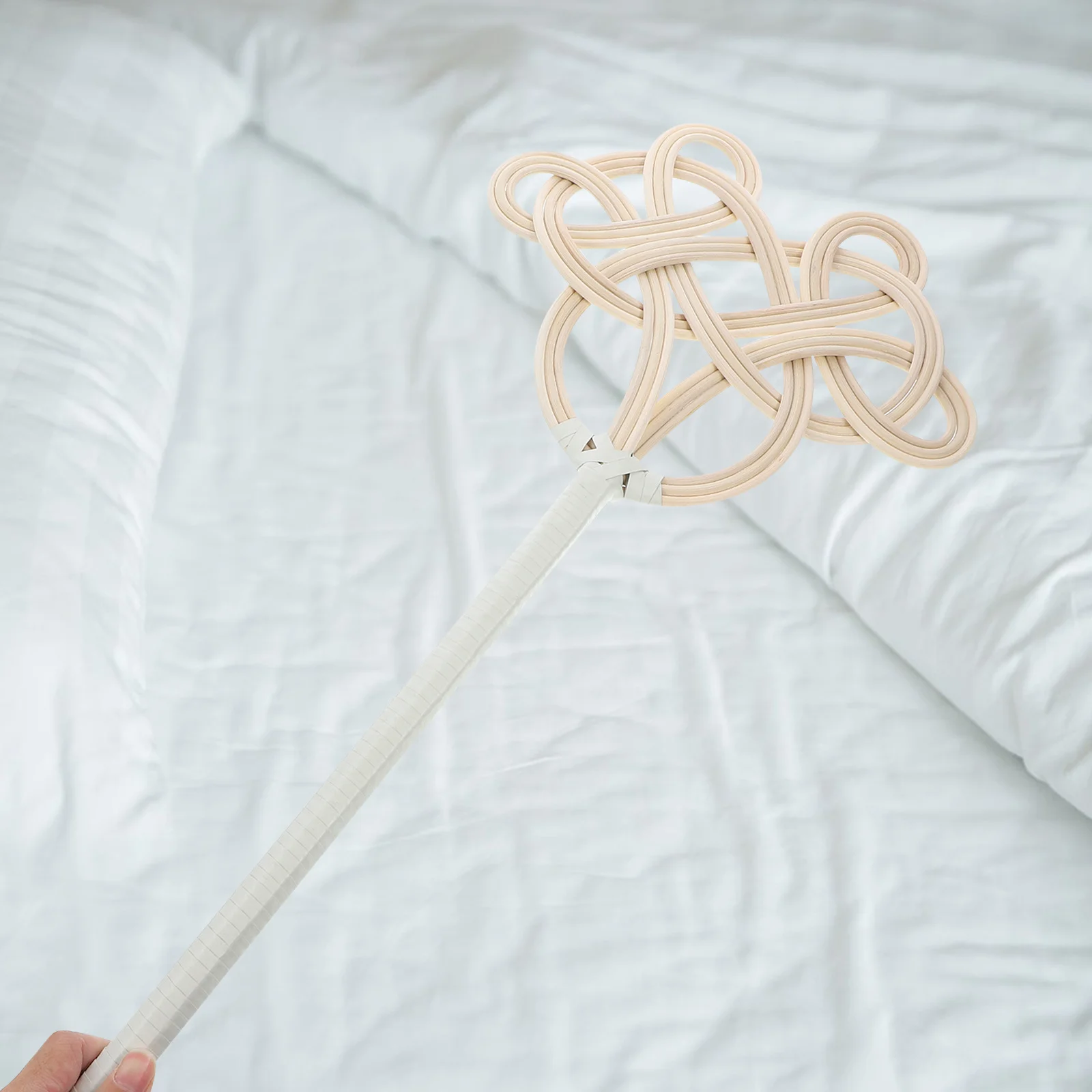 

Long Handle Rattan Quilt Duster Tool Efficient Dust Removal for Household Items Multifunctional Cleaning Duster