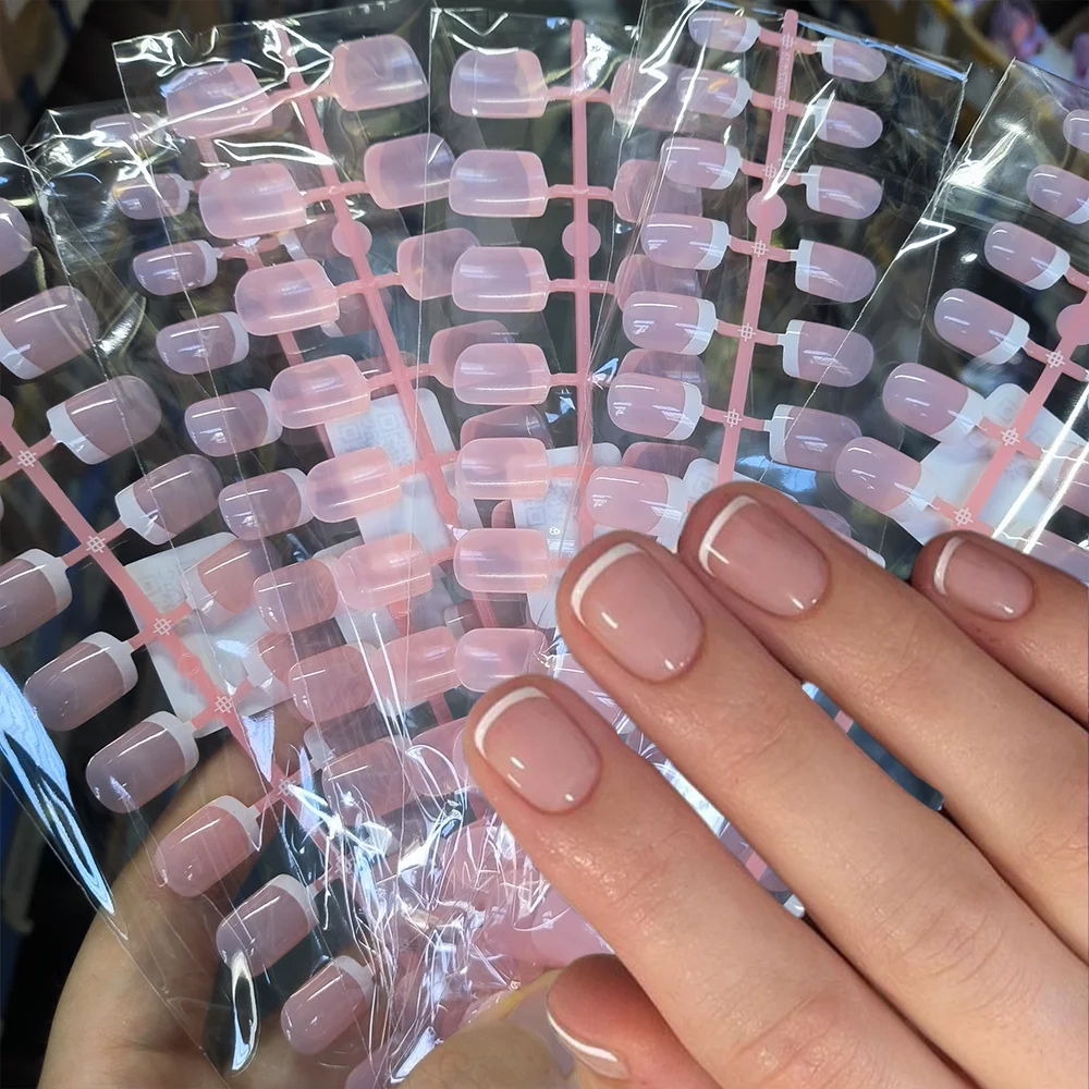 24 Stück französische kurze quadratische künstliche Nägel, weißes Randdesign, vollständige Abdeckung, zum Aufdrücken des Nagels, glänzend, nackt, falsche Fingerspitzen, DIY-Nagelverlängerung