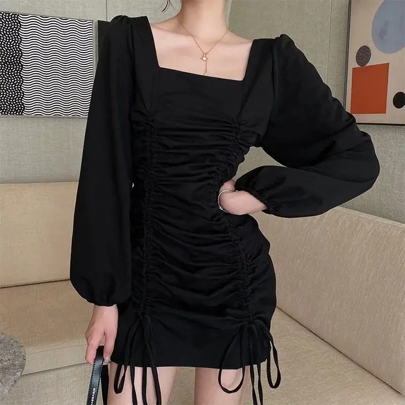 Elegancka sukienka bodycon z kwadratowym dekoltem, wyszczuplająca sukienka damska z długim rękawem, seksowna sukienka podkreślająca talię i biodra, idealna na każdą porę roku.