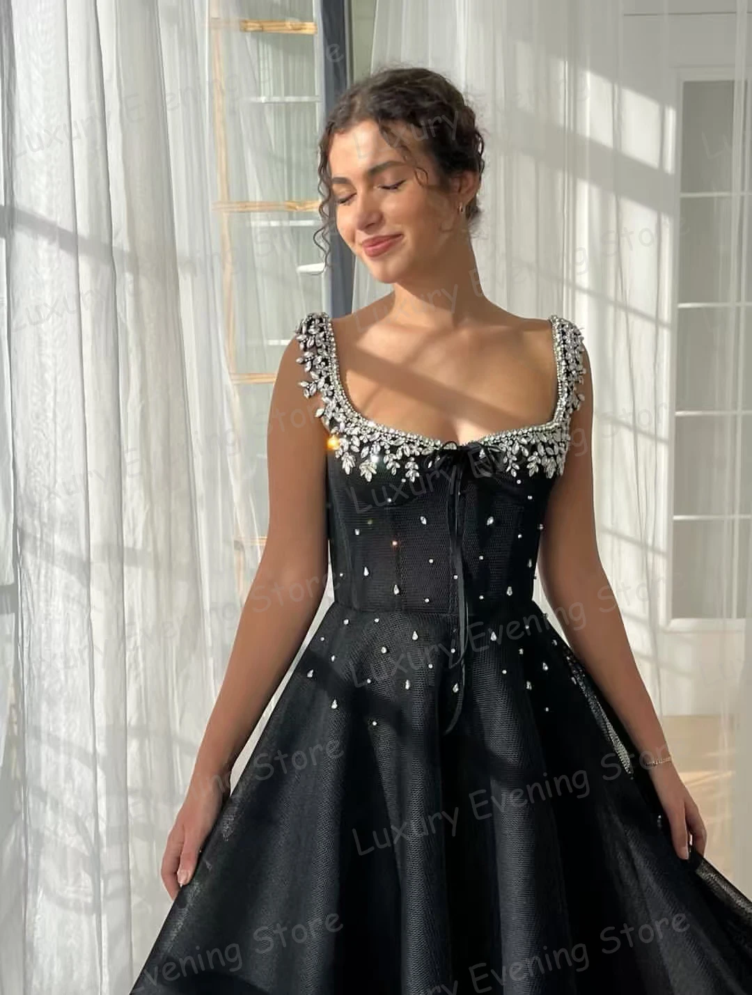 فساتين سهرة عصرية للسيدات مثيرة على شكل حرف A مطرزة برقبة قارب فساتين حفلات بدون أكمام فساتين رسمية من فيستدوس دي نوفيا مخصصة