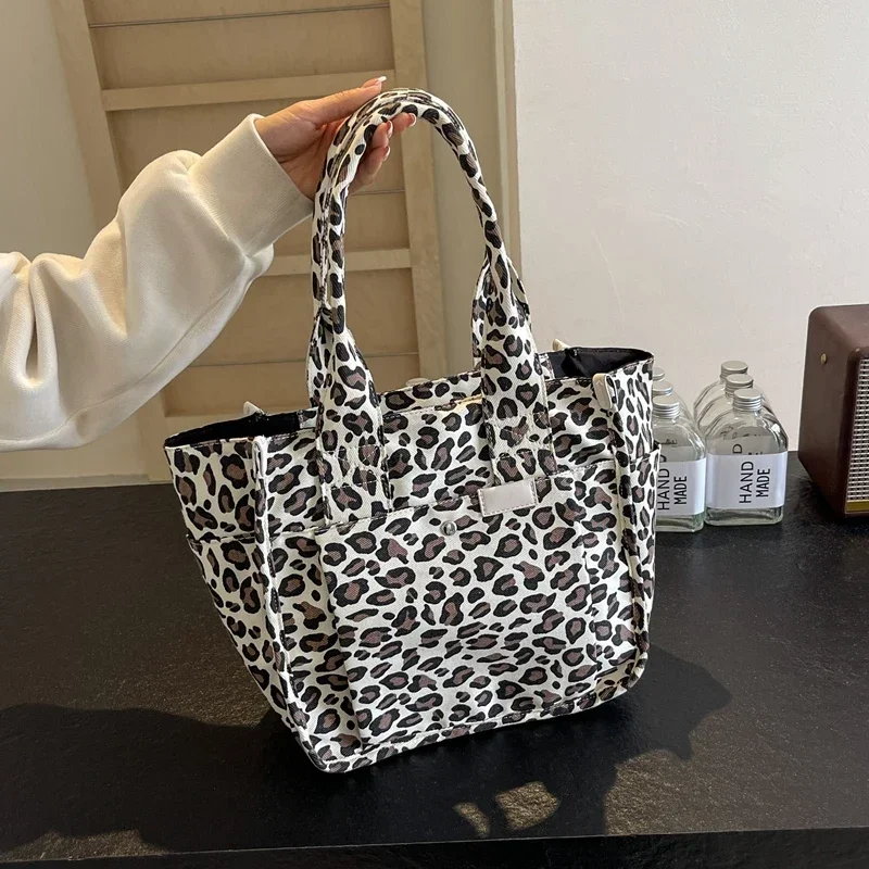 Zipper Leopard Pattern Nylon Women\'s Shoulder Bag 2024 Hot Sale Large Capacity Tote Bags Fashionable Leopard Print Shoulder Bag