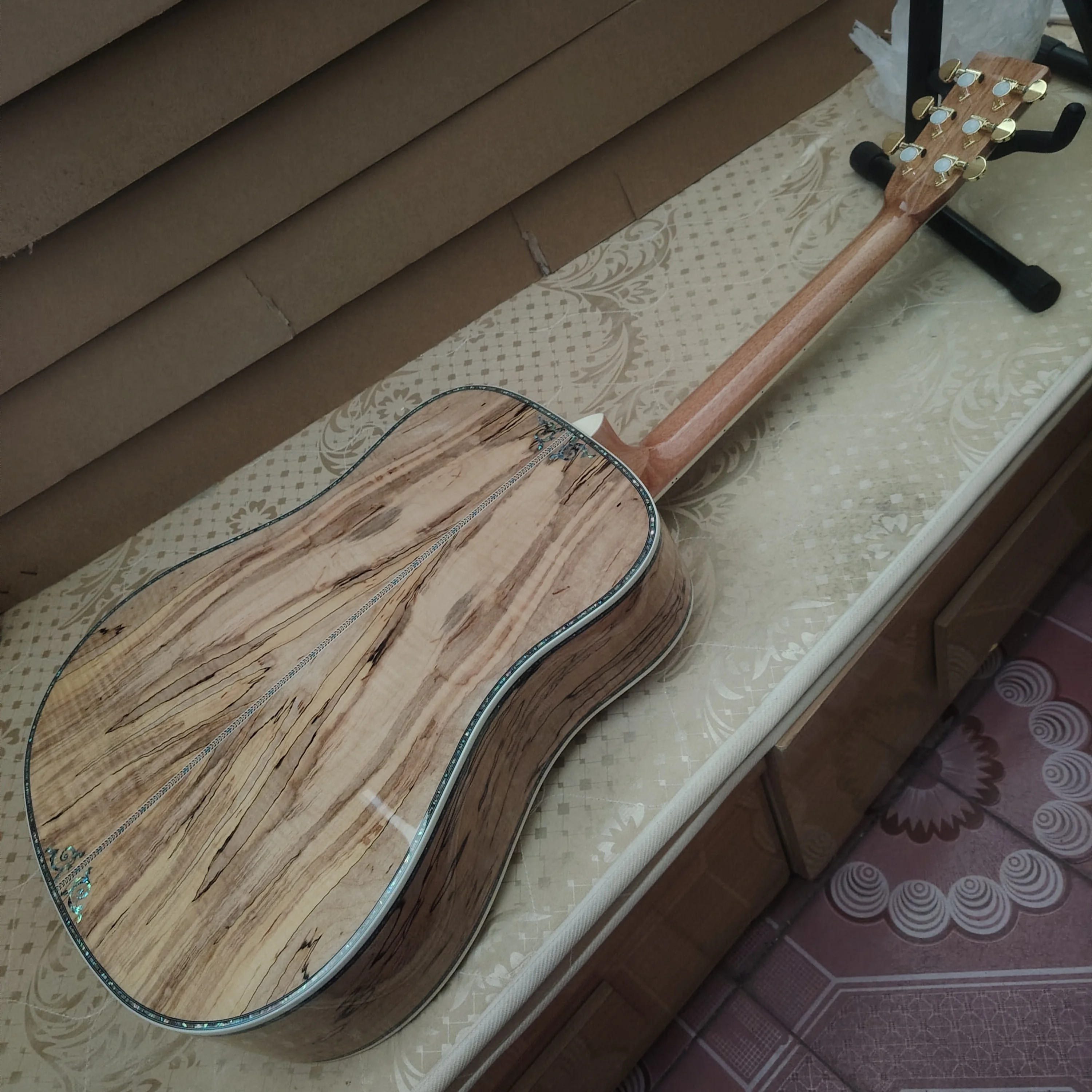 

Оригинальная акустическая гитара в наличии, с роскошным узорчатым шпоном из состаренной древесины и верхней декой из огненного клена, отправка со склада в вашем городе.