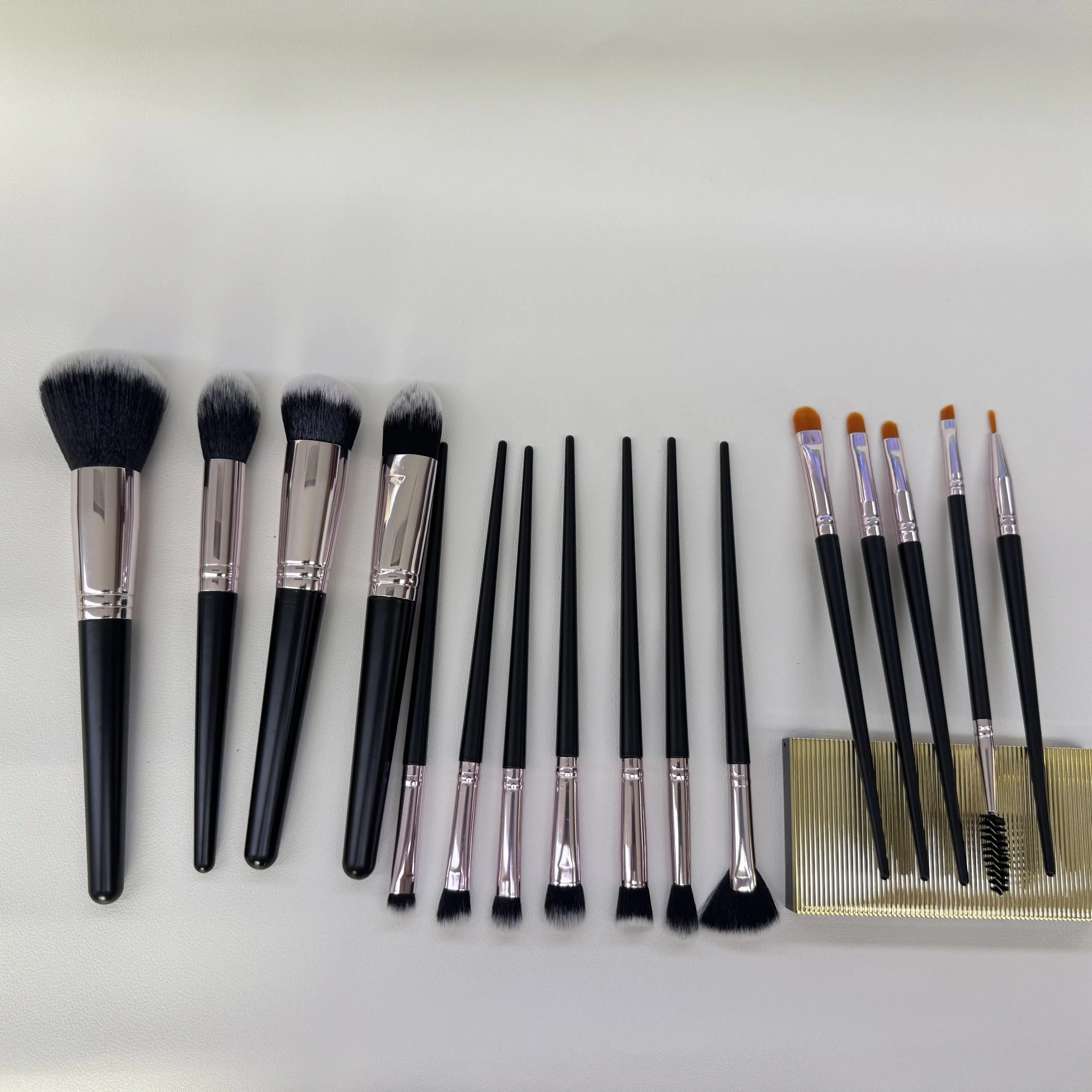 Conjunto de pincéis de maquiagem de 16 peças com base, sombra de olhos e pincéis labiais para mistura de rosto, creme em pó e maquiagem líquida