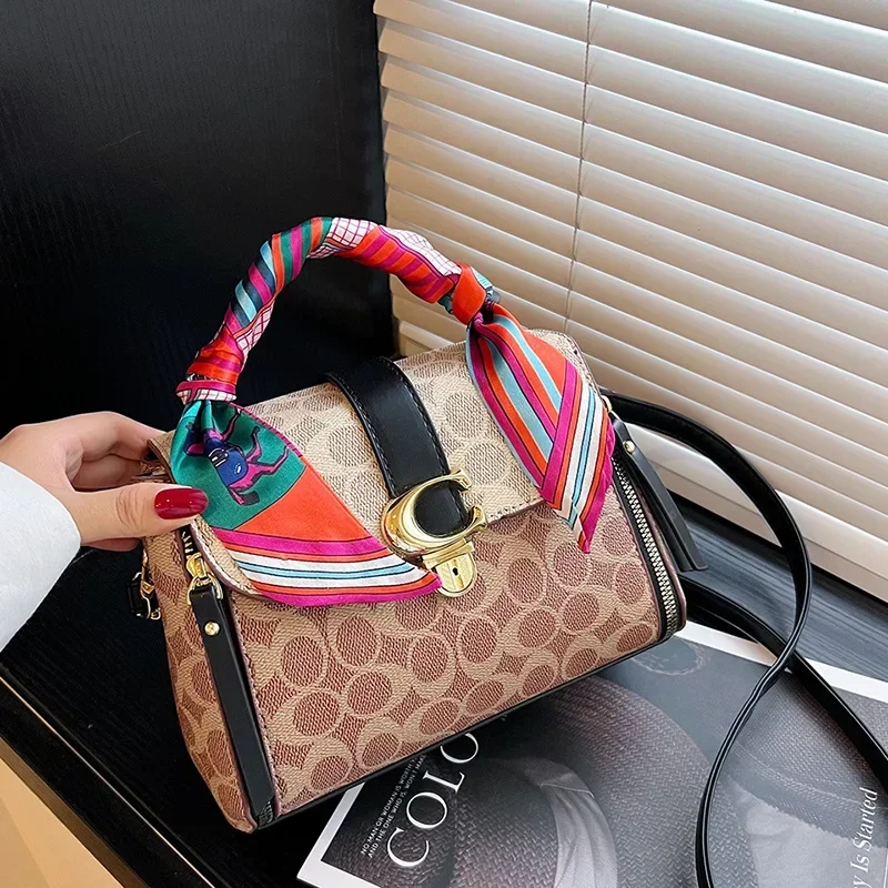 

Must-Have 2025! Винтажная сумка через плечо с тиснением — контрастная строчка, съемный шелковый шарф, роскошная веганская кожа