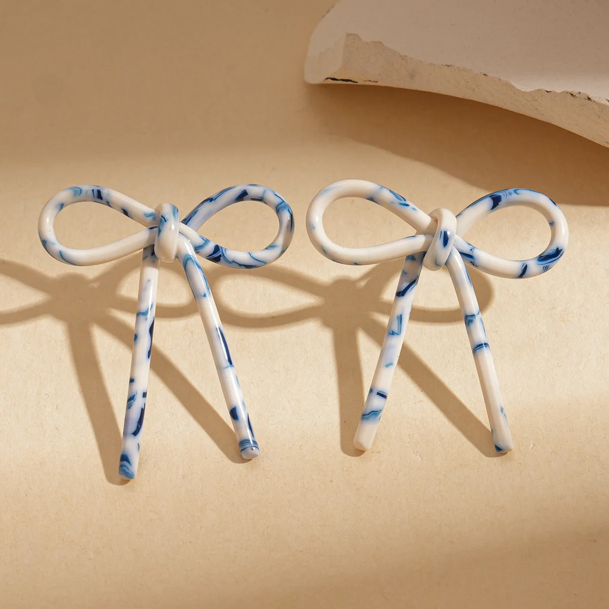 Brincos de prata com design de laço são elegantes, simples e sofisticados, com um estilo único e distinto.