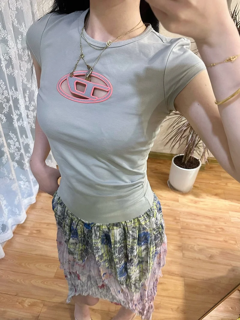 

Высококачественная футболка ort-Sve по индивидуальному заказу с выдолбленным буквенным дизайном и опущенными плечами. Подходит для специальных бутиков.