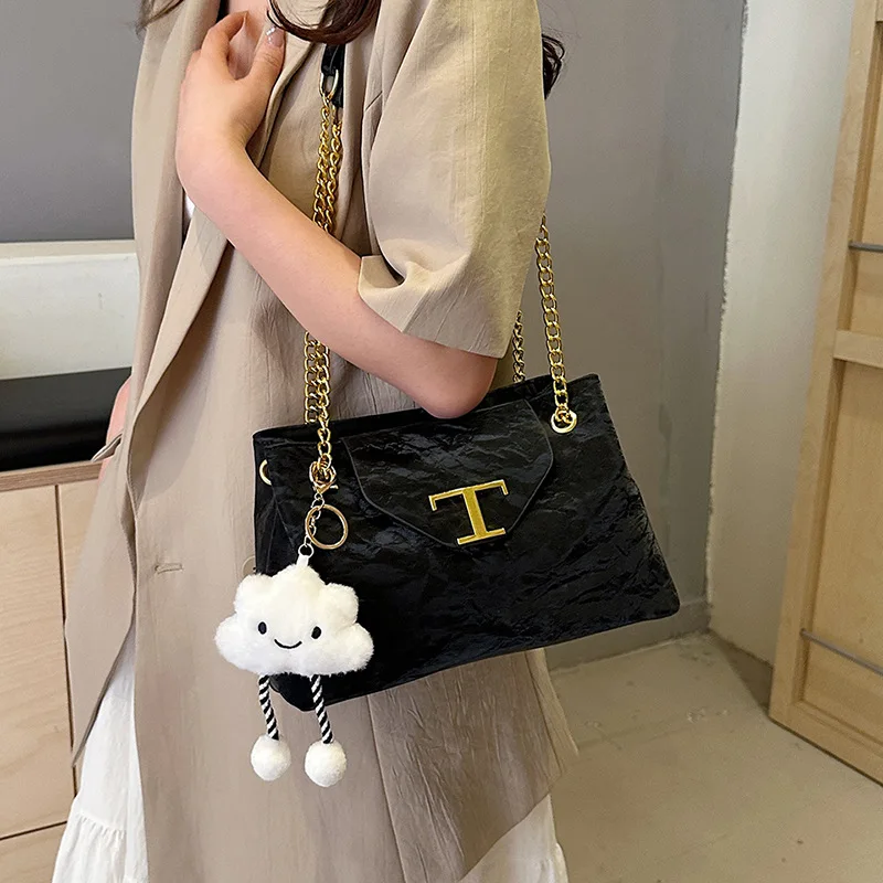 

Chic 2025 Tote Bag with Chain Strap, Versatile Large Shoulder Bag, Fashionable Convertible Crossbody Purse for Daily Commute