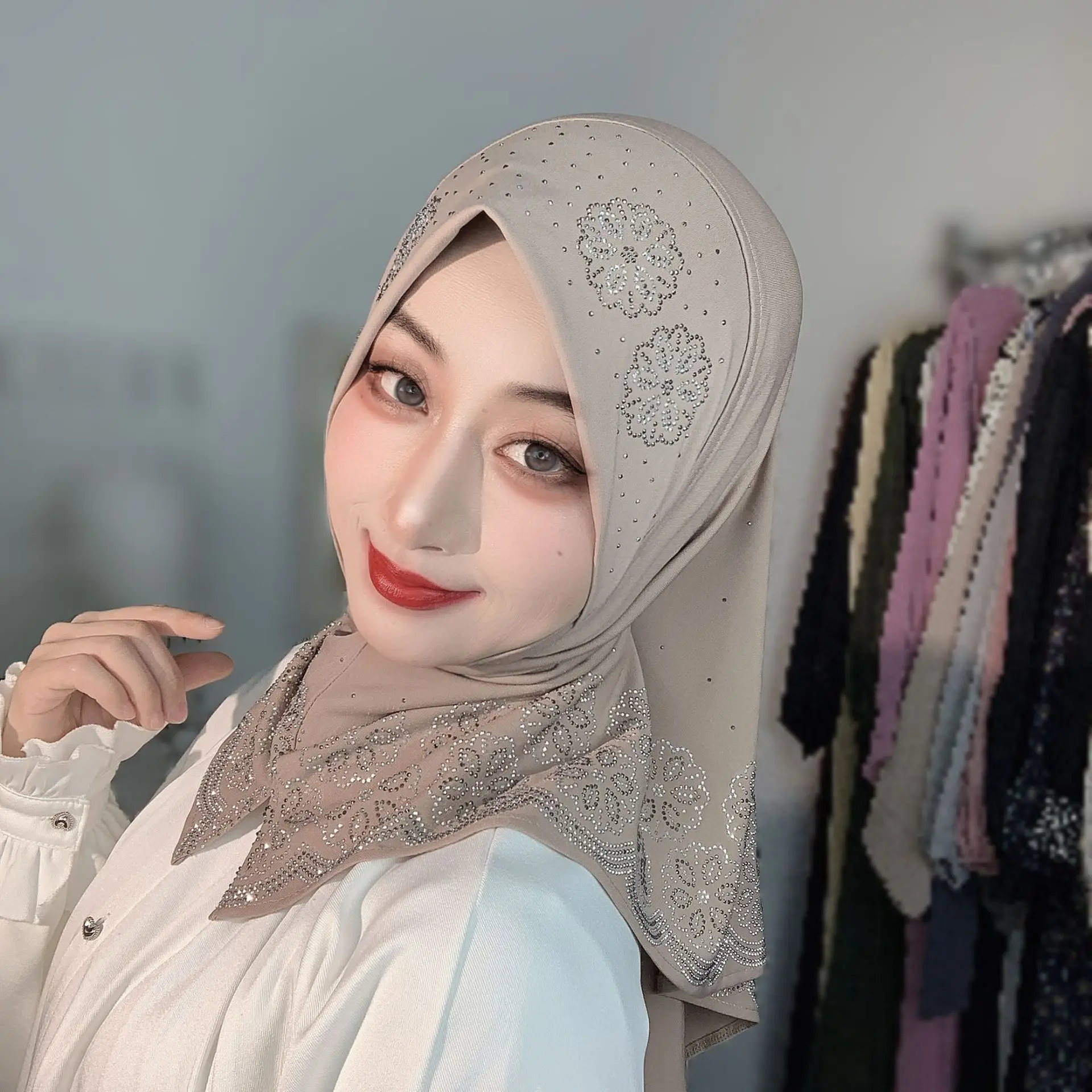 Ready To Wear Muslim Hijab Women Rhinestone Floral Design Soft Chiffon Instant Headscarf Islamic Daily Prayer Head Wrap Scarf view 2